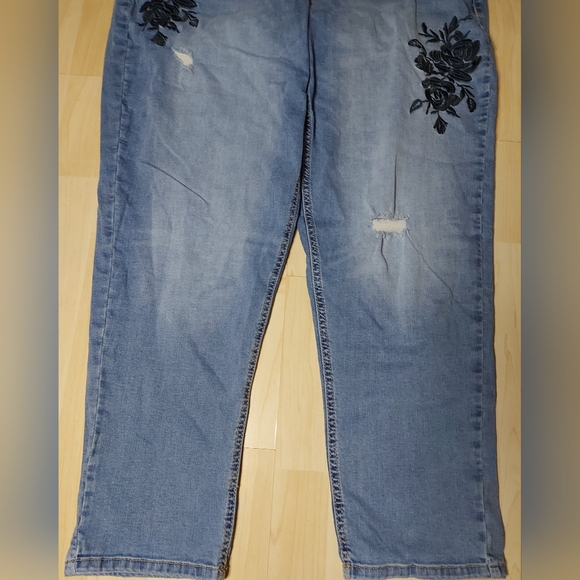 Jordache Distressed High Rise Black Floral Embroidered Jeans - Picture 2 of 10